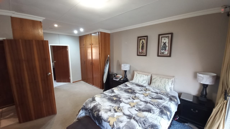 4 Bedroom Property for Sale in Van Der Hoff Park North West